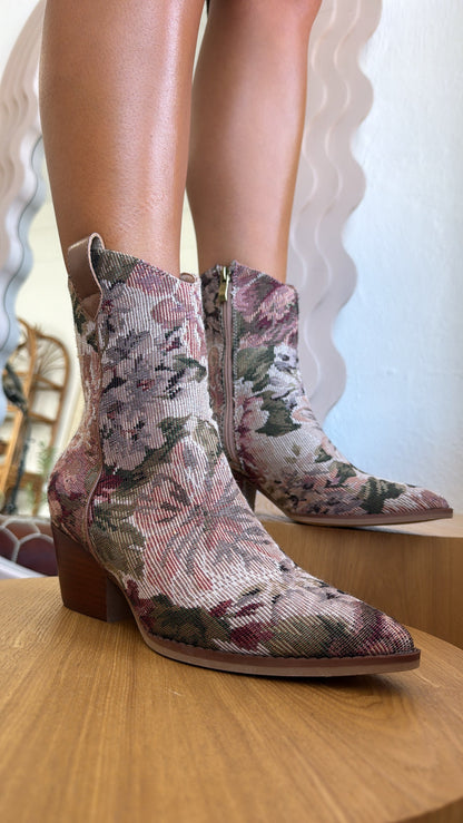 Dawes Tapestry Boots, Mauve