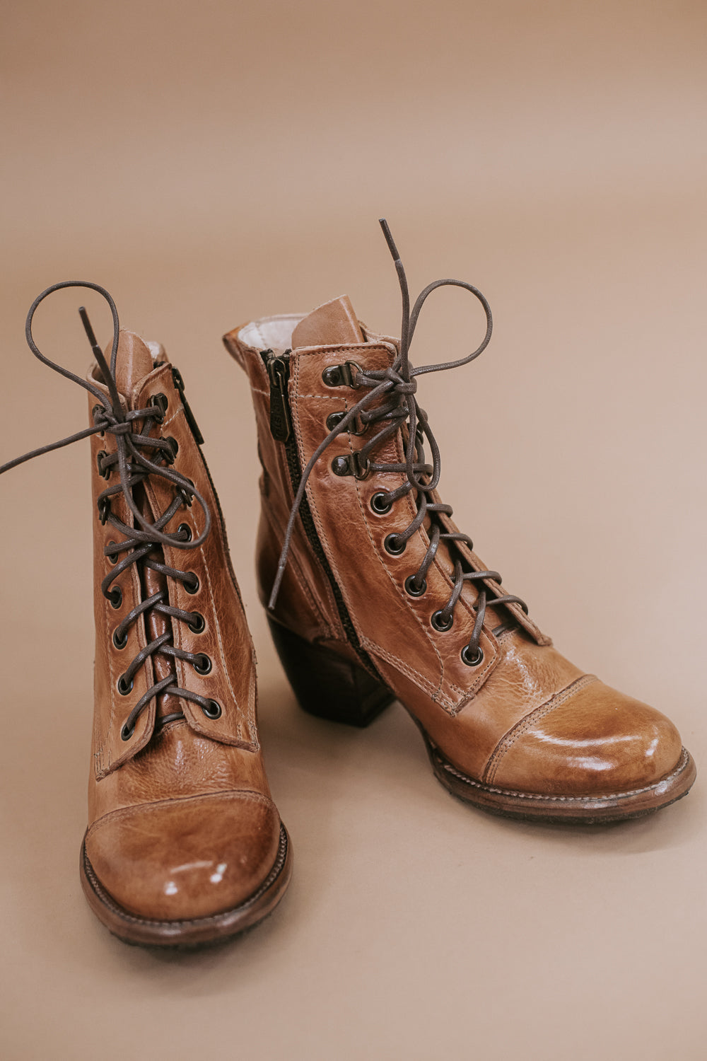 Judgement Bedstu, Tan Rustic
