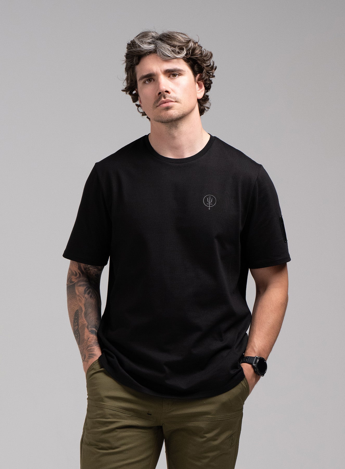 INSIGNIA T-SHIRT - LOVE MANY TRUST FEW