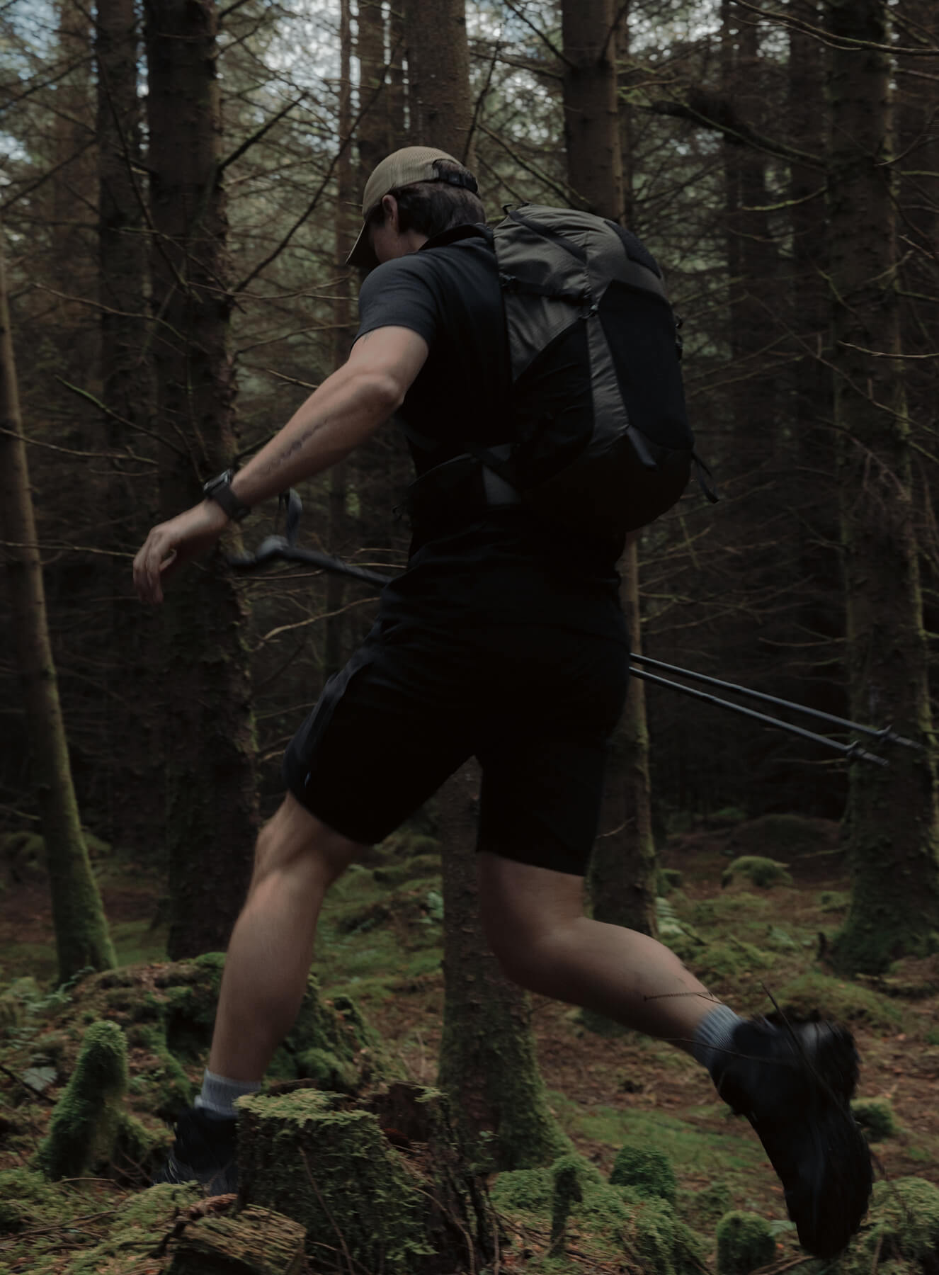 PINNACLE 28L HIKING BACKPACK
