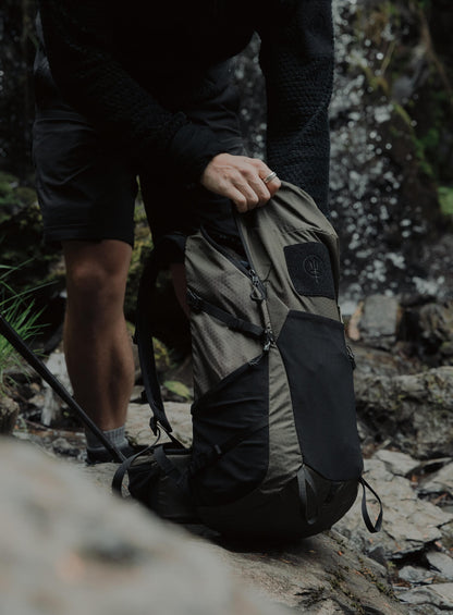 PINNACLE 28L HIKING BACKPACK