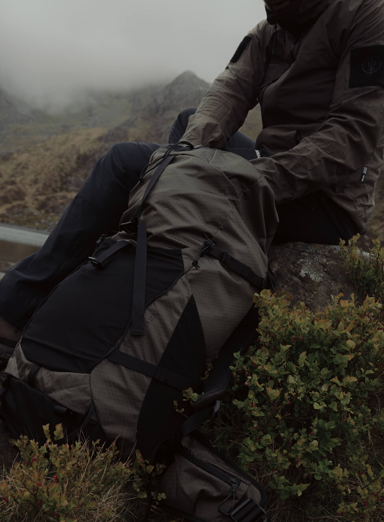 PINNACLE 42L HIKING BACKPACK